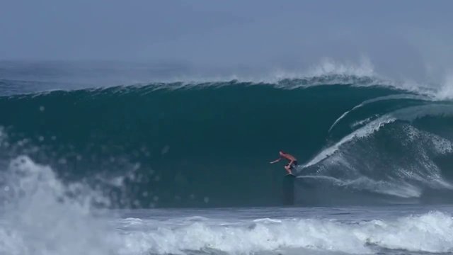 Brad Domke montando la ola