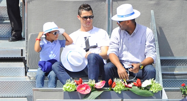 Cristiano Ronaldo y su hijo con un amigo