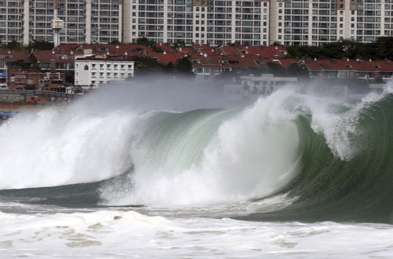 Tifón Neoguri frente en la costa de Japón