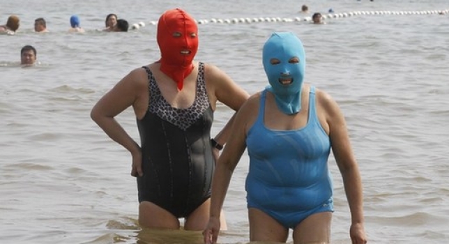 China: Mujeres luciendo face-kini