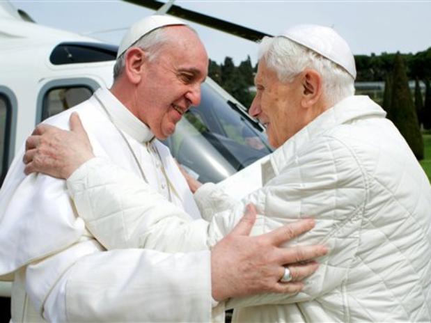 Papa Francisco y Papa Benedicto