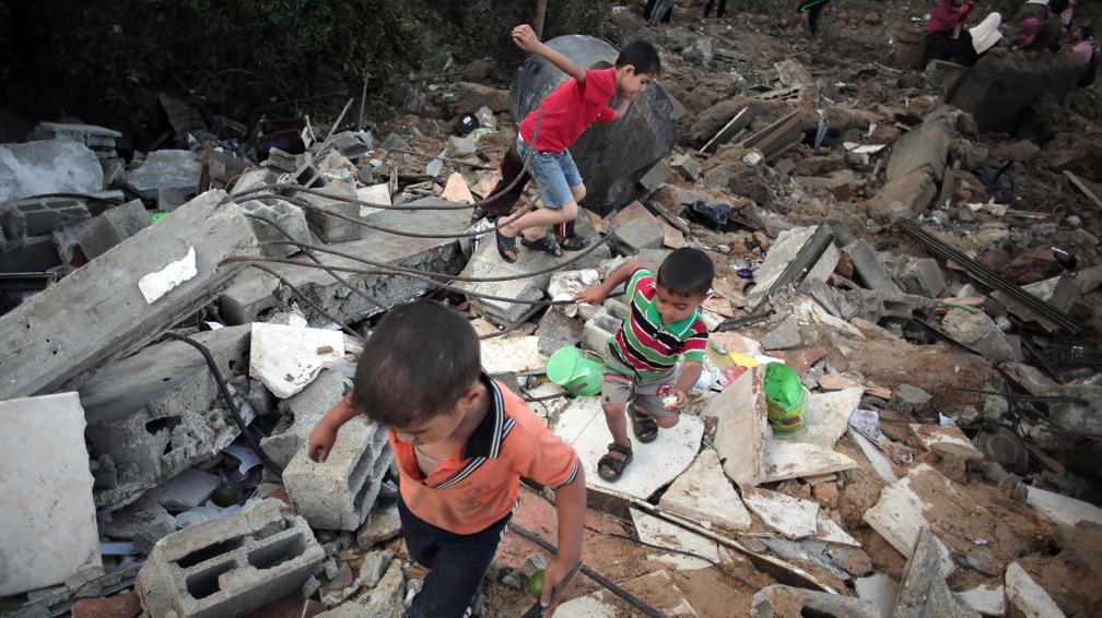 Gaza: Niños palestinos caminan sobre escombros bombardeos