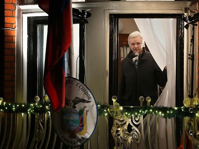 Julian Assange en la ventana de la Embajada de Ecuador