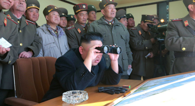 Corea del Norte: Kim Jong con militares viendo maniobras militares