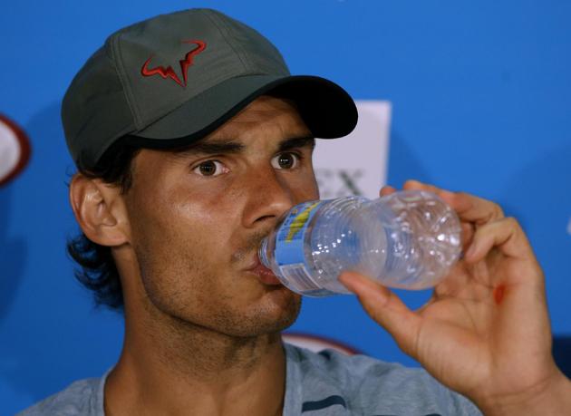 Rafael Nadal tomando agua