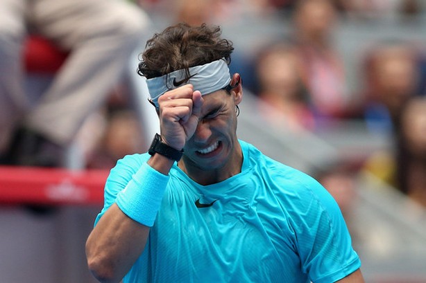 Tenis: Rafael Nadal en cancha con gesto negativo