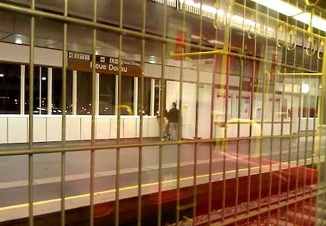 Sexo: Pareja mantiene relaciones sexuales metro Viena