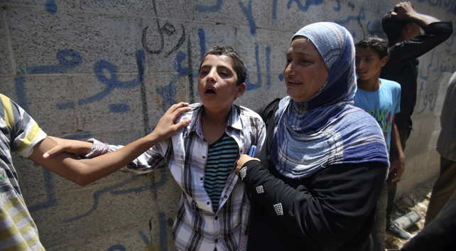 Gaza: Madre e hijo sobreviven bombardeo
