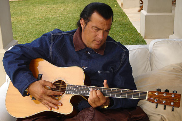 Stevea Seagal toca la guitarra