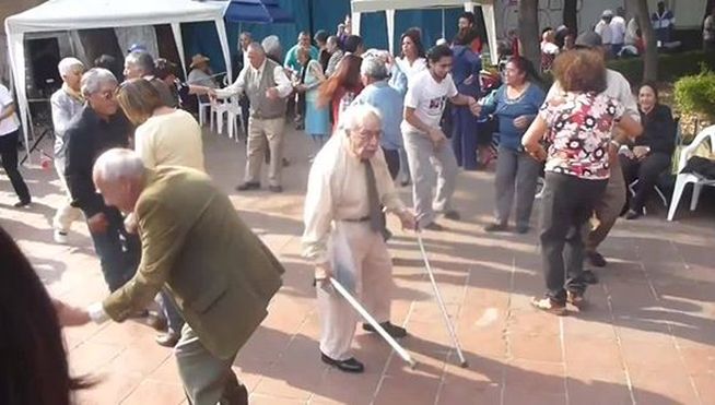 Anciano en pista de baile