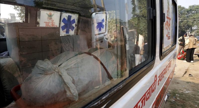 Ambulancia en la India con cadáveres