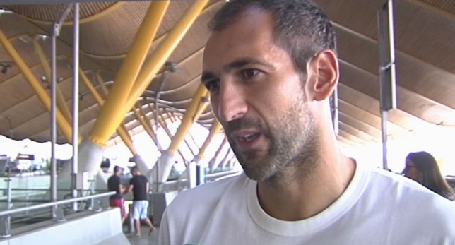 Portero Diego López entrevistado en el aeropuerto
