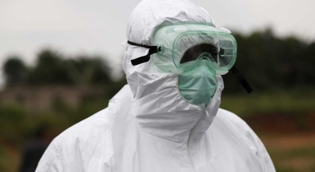 Sanitario traje especial contra Ebola