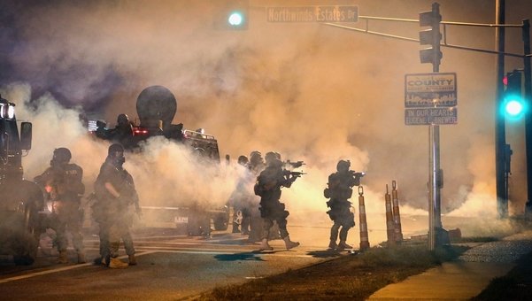 Guardia Nacional gaseando en Ferguson