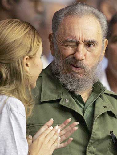 Fidel le pica el ojo a una dama