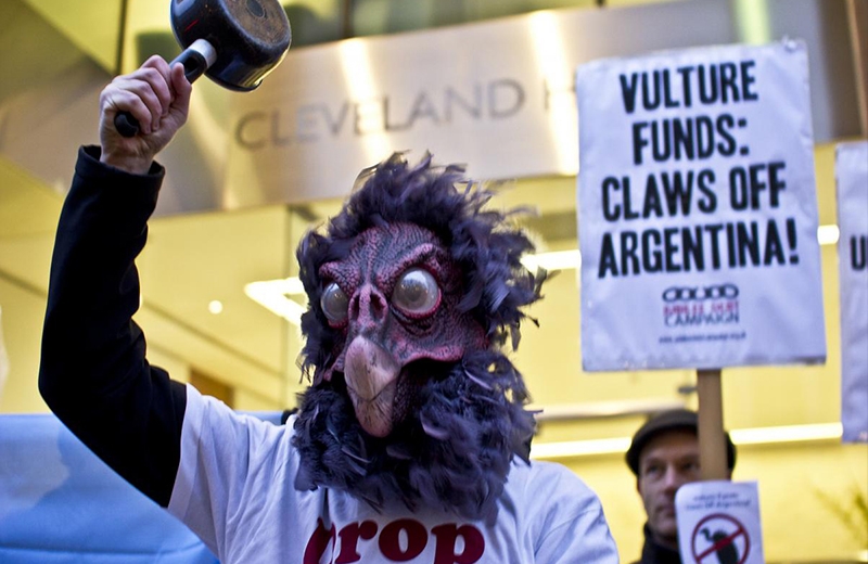 Hombre disfrazado de buitres protesta por Argentina