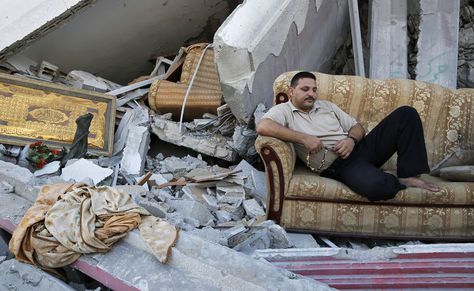 Hombre en Gaza rezando en las ruinas