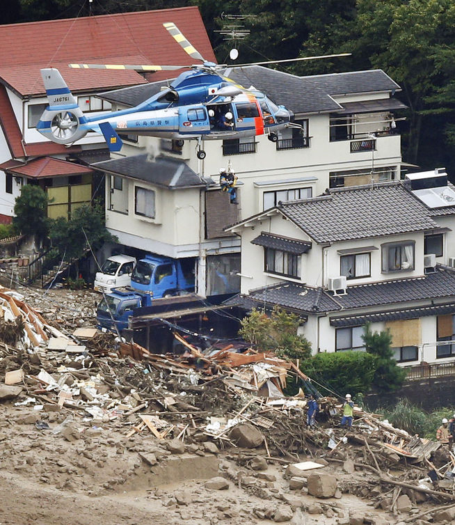 Rescate deslizamientos por lluvias en Hiroshima