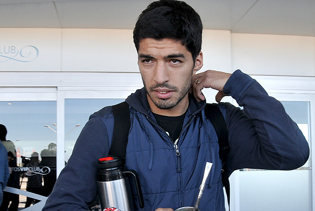 Luis Suárez con mochila de viaje y mate