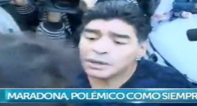 Maradona rodeado prensa
