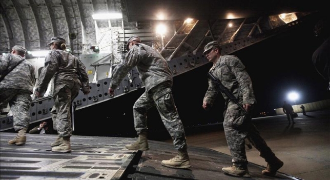 Marines estadounidenses subiendo al avión