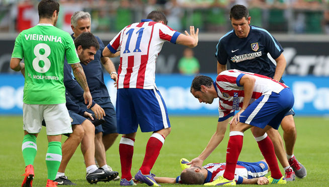 Futbolista Mario Suárez inconsciente en el campo