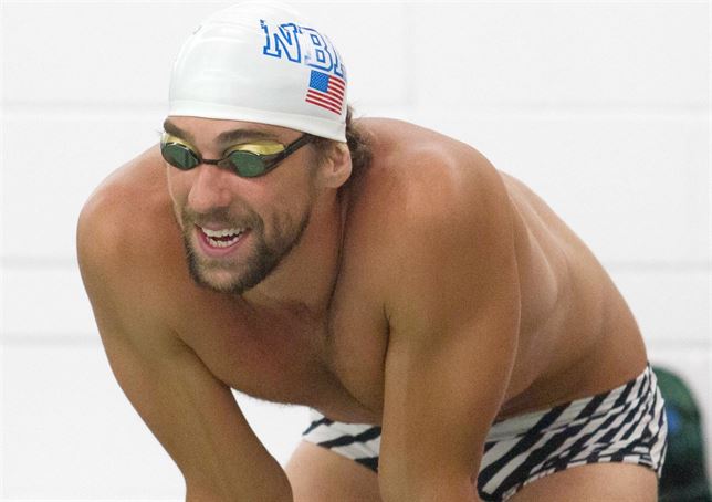 Nadados Michael Phelps a punto de entrar en la piscina