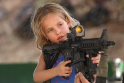 Niña con un subfusil UZI