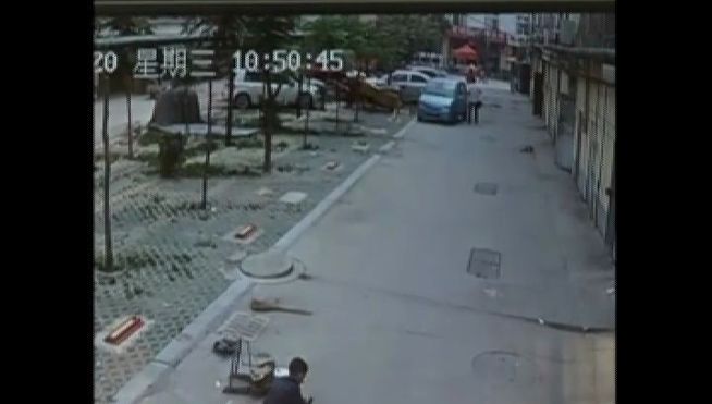 Fotograma de cámara accidente niño chino