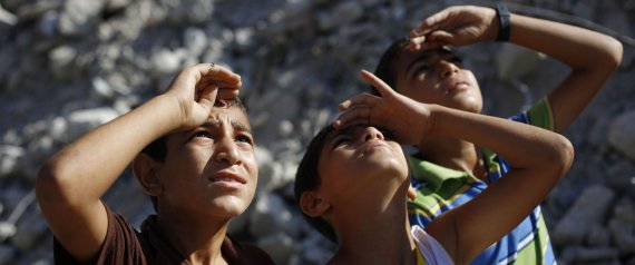 Niños palestinos observan el cielo