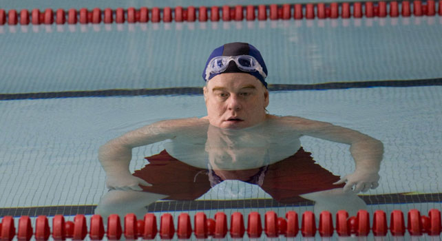 Philip Seymour Hoffman en una piscina