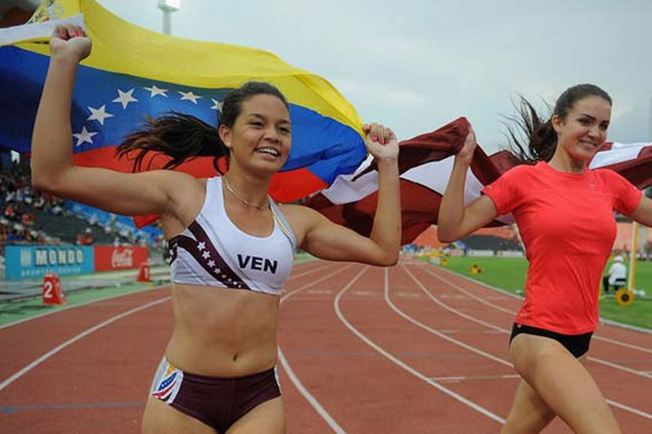 Rosbelis Peinado corre con bandera venezolana en la pista