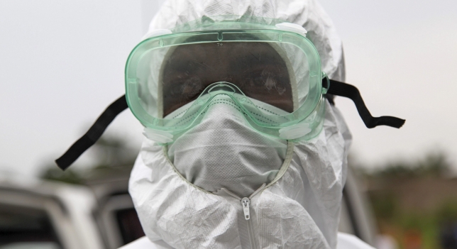 Trabajador sanitario combatiendo ébola