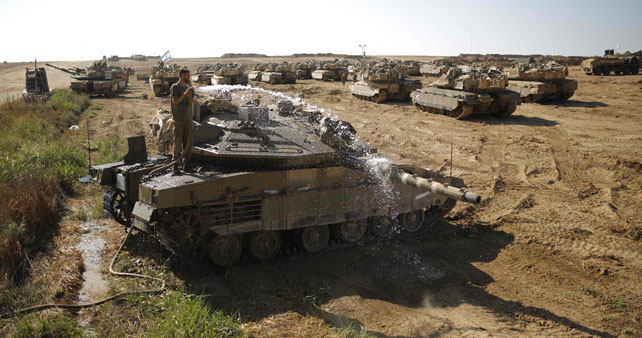 Soldado Israelí lava tanque en frontera con Gaza