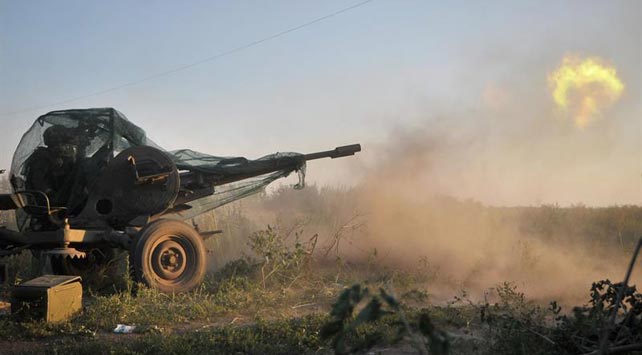 Tanque Donbass disparando a rebeldes prorrusos