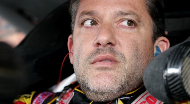 Piloto Tony Stewart dentro de su carro