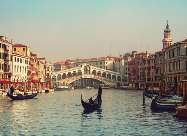 La romántica opción de un paseo en Góndola por los canales de Venecia