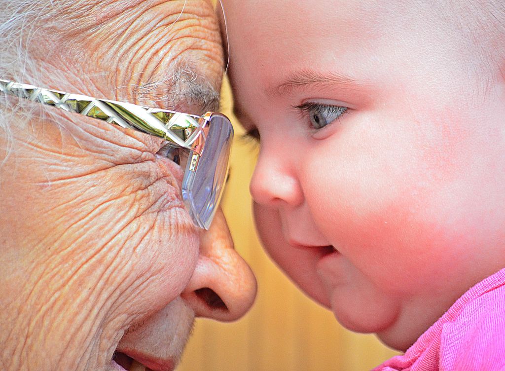 Abuela y bebe cara a cara