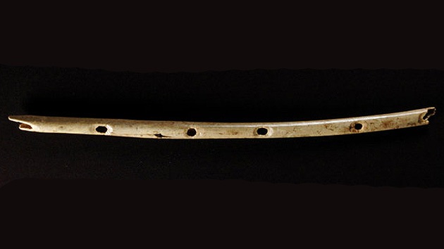 Esta flauta de hueso de buitre fue descubierta en Alemania y tiene 35.000 años. 