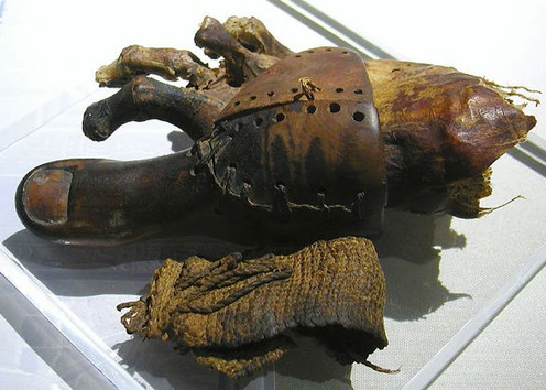 Esta prótesis de un dedo del pie hecha de cuero y madera fue encontrado en una momia femenina en Egipto y data del año 950 a.C.