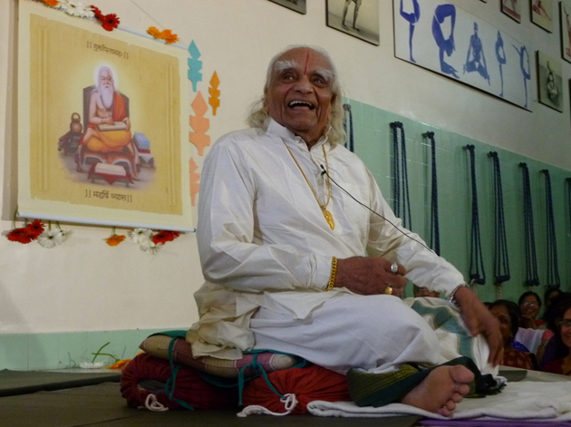 Murió BKS Iyengar, el fundador del yoga