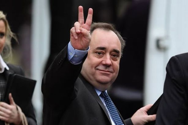 Primer Ministro Alex Salmond simbolo de victoria