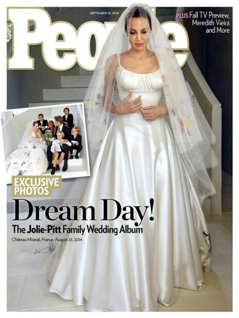 Portada con Angelina Jolie y familia en la boda