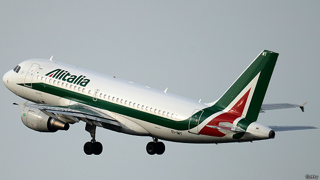 Avión de Alitalia despegando