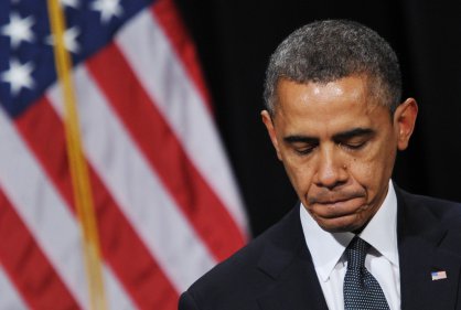 Barack Obama rostro apesadumbrado bandera EU detrás