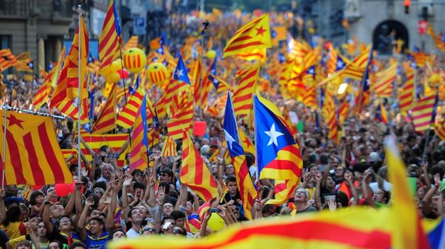 Catalanes con banderas en Barcelona