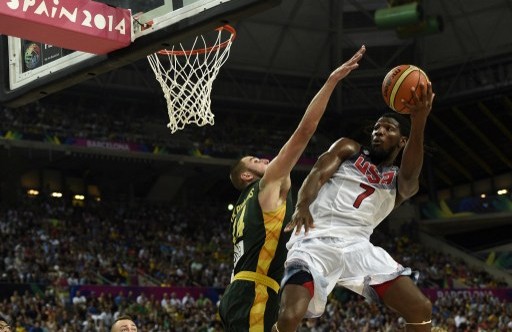 Jugador baloncesto Estados Unios en jugada