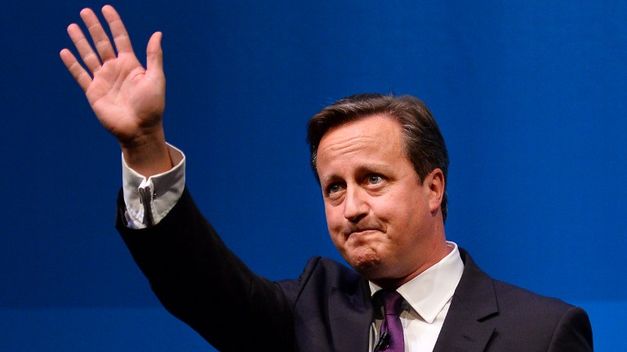 David Cameron saluda desde el podio