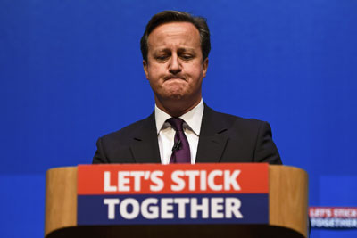 David Cameron con rostro compungido