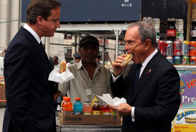 David Cameron come perros calientes en Nueva York